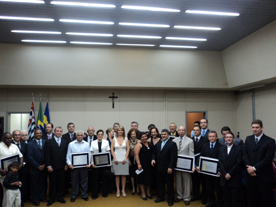 Vereadores com os homenageados com o título de cidadão monte-azulense
